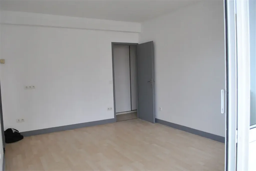 Rooms - 3-Bed Apartment with Balcony in Agen