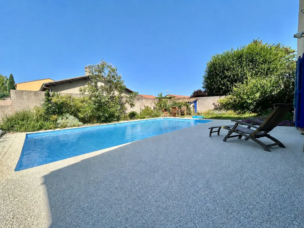 Piscina - Architectural House with Pool in Valence
