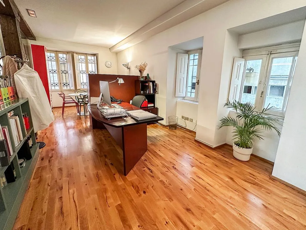 Bureau - Modern Flat with Street Views in Vitoria Centre