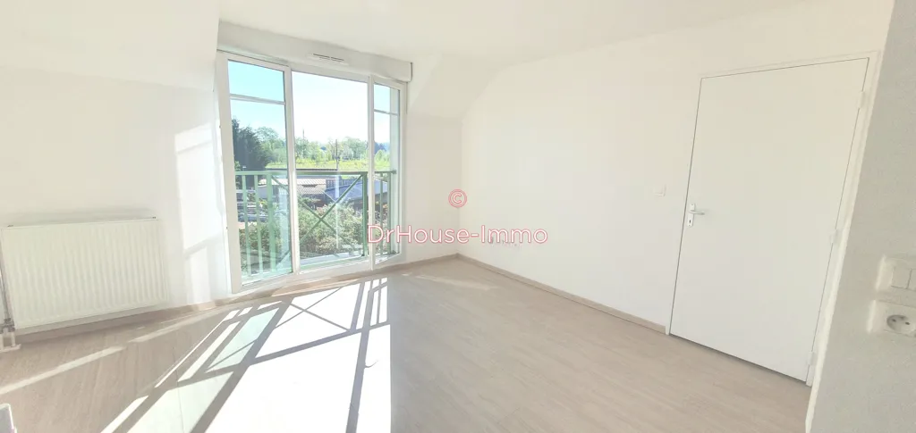 Toad - 2-Bed Apartment with Parking in Persan
