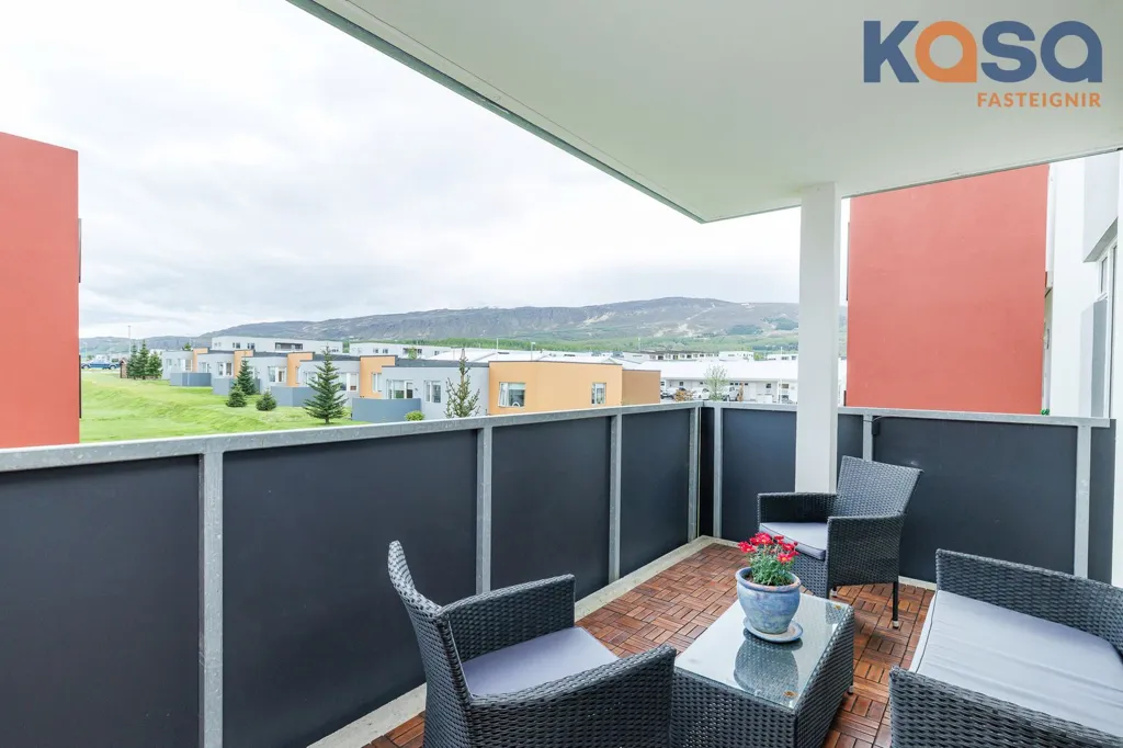 Balcon - 3-Bed Apartment with Balcony in Naustahverfi