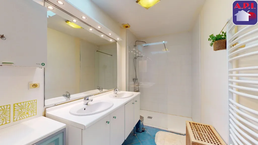 Salles de bain - Villa Luxueuse avec Piscine à Nailloux