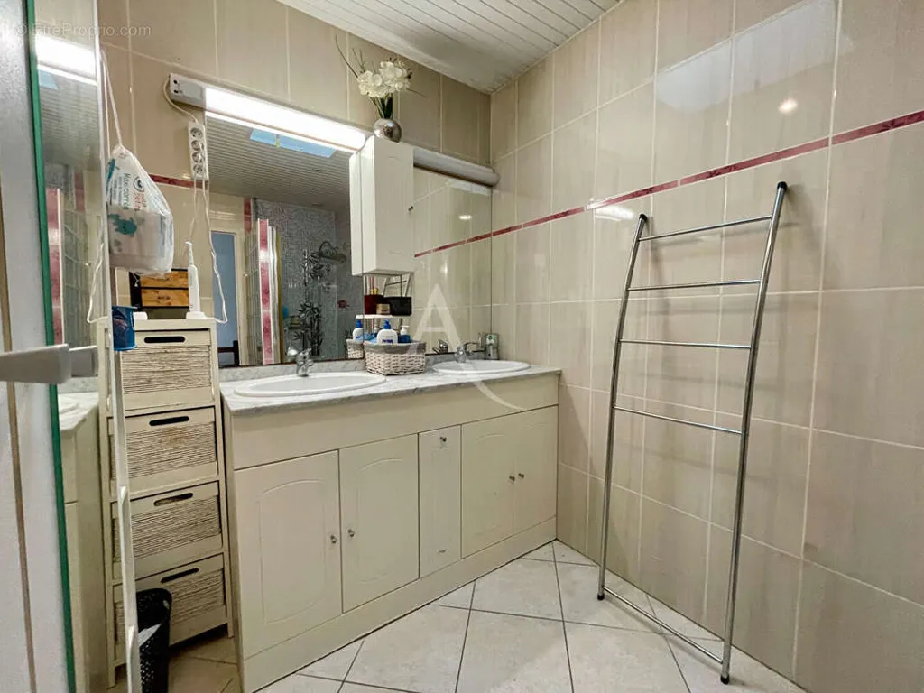 Salles de bain - Maison avec Piscine et Studio à Selles-sur-Cher