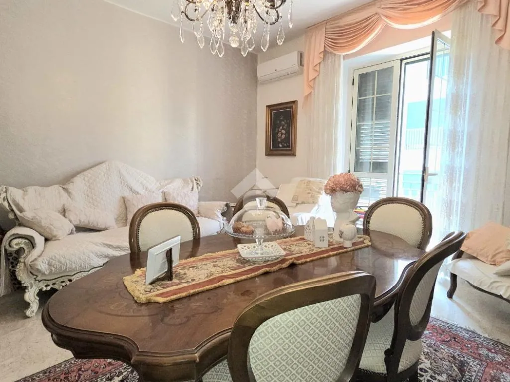 Söögituba - 3-Bedroom Apartment with Balcony in Bari