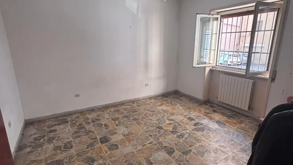 Central Trilocale for Renovation in Cosenza
