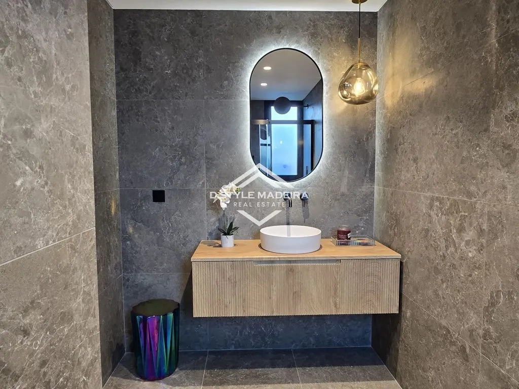 Bathrooms - Luxury Flat with Pool in Funchal, Madeira
