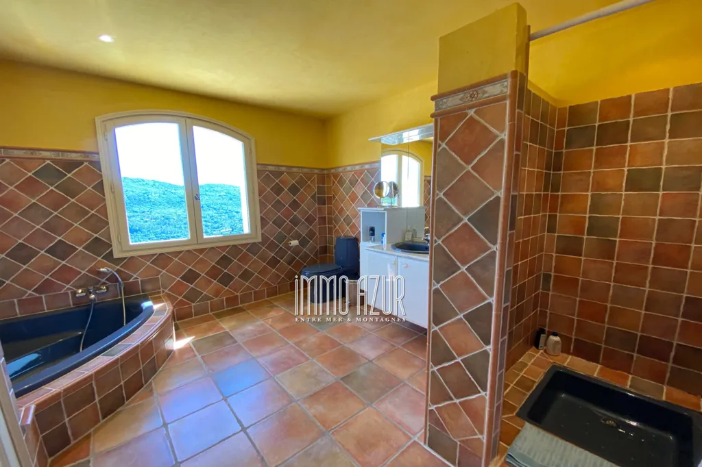 Salles de bain - Villa Récemment Construite avec Piscine à Proximité des Collines