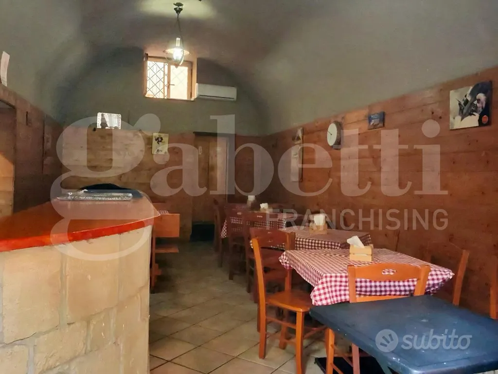 Salle à manger - Commercial Unit with High Footfall in Angri Centre