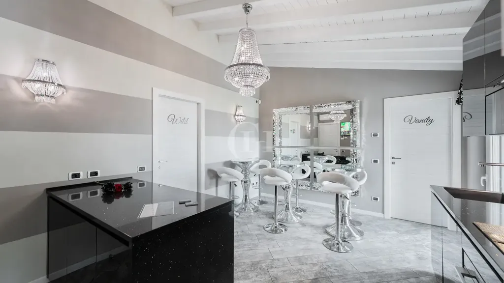 Salles de bain - Luxury Villa with Heated Pool near Desenzano