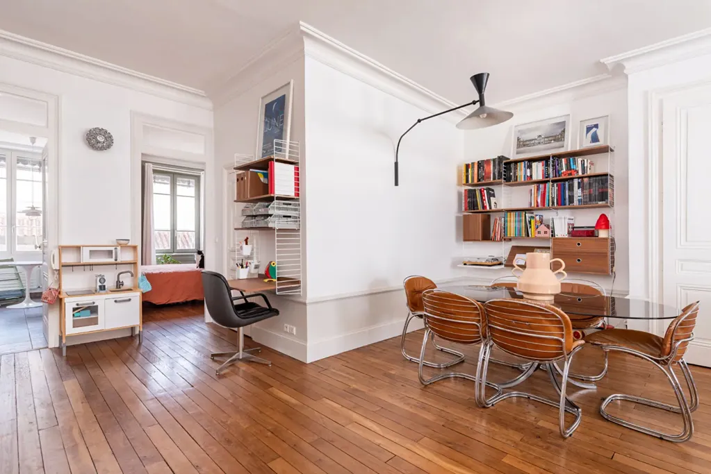 Salle à manger - Appartement Charmant avec Parquet au Quai du Rhône