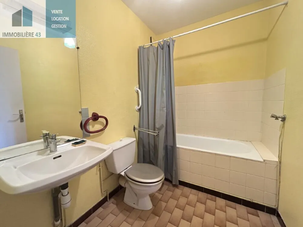 Bathrooms - 1-Bedroom Apartment with Balcony in Brives