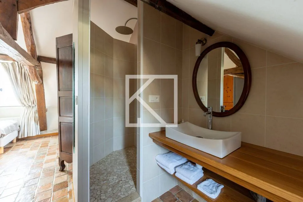 Salles de bain - Maison de Luxe avec Piscine à Chevillé