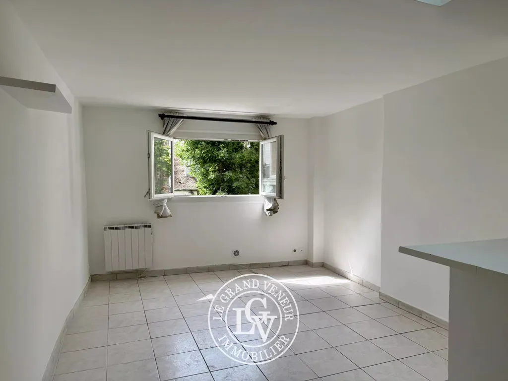 Rooms - 2-Bed Flat with Courtyard View in Fontainebleau Centre