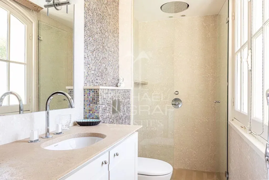 Bathrooms - Villa with Sea View near Cap d'Antibes