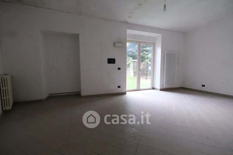 Toad - Commercial Space with Garden in Asti