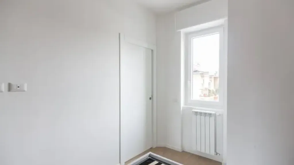 Esik - Fully Furnished Flat with Balcony in Milan