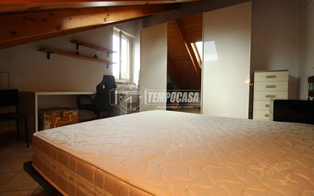 Camere da letto - Rear-Facing Mansard Flat with Balcony in Turin