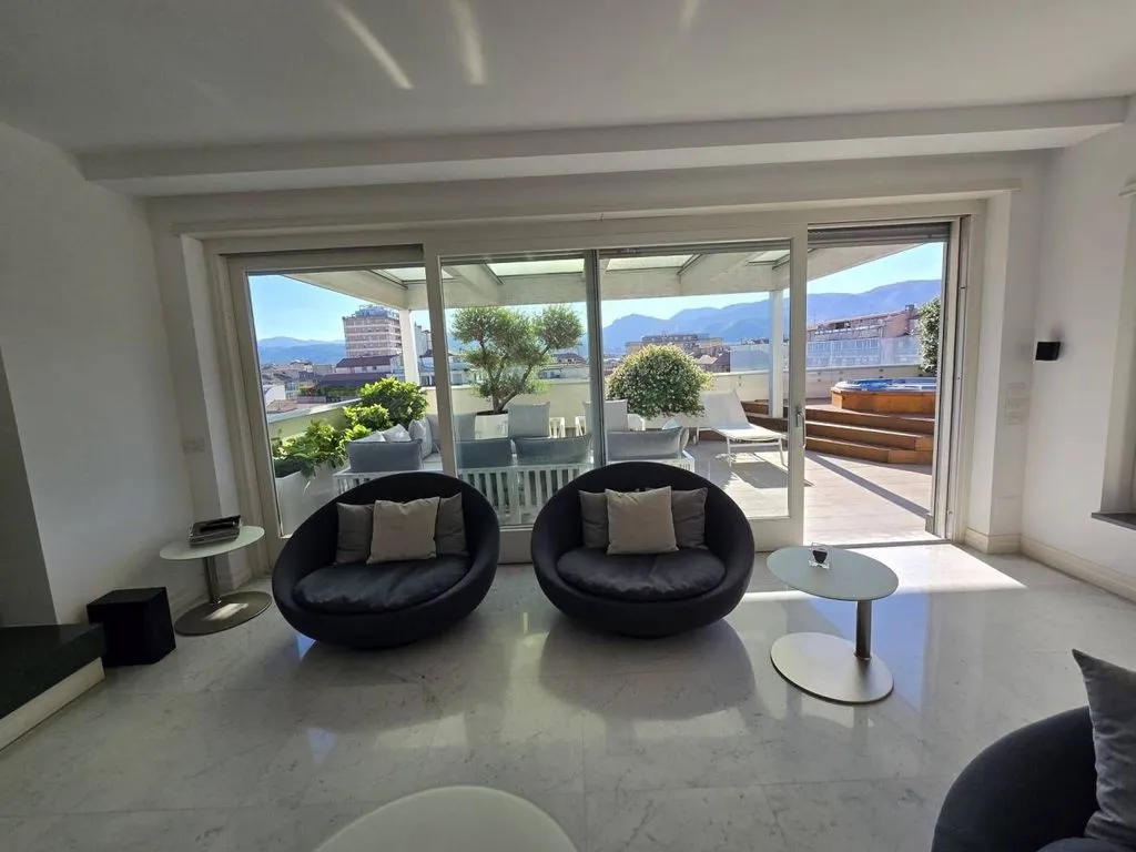 Elutuba - Luxury Penthouse with Panoramic View in Terni