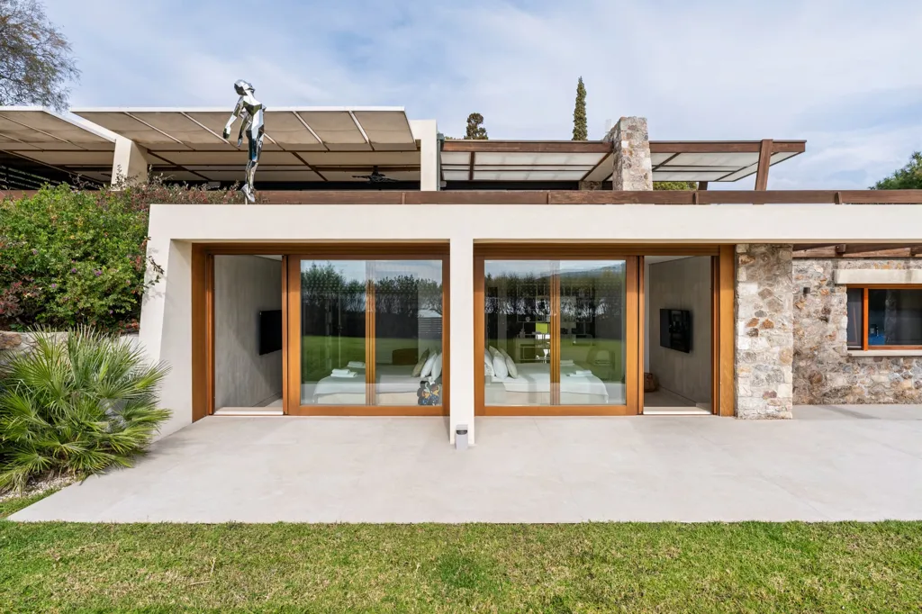 Terrazza - Seafront Villa with Pools in Mavro Lithari