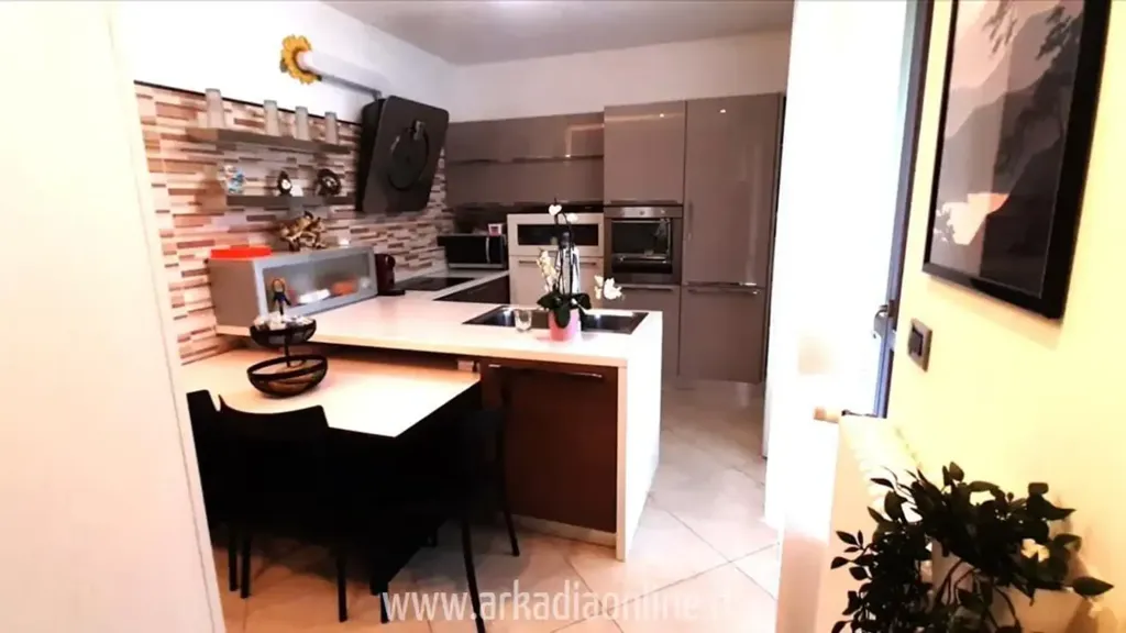 Köök - Two-Level Apartment with Terrace in Piacenza