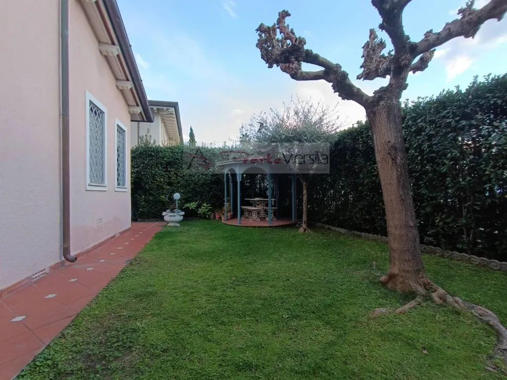 Aed - Central Villa with Garden in Forte Dei Marmi