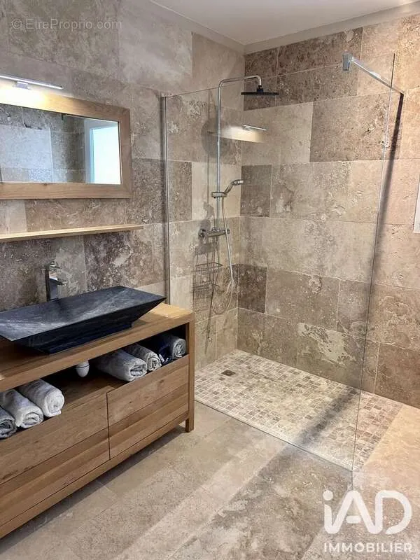 Salles de bain - Maison Récemment Construite avec Jardin à Saint-Michel-d'Euzet
