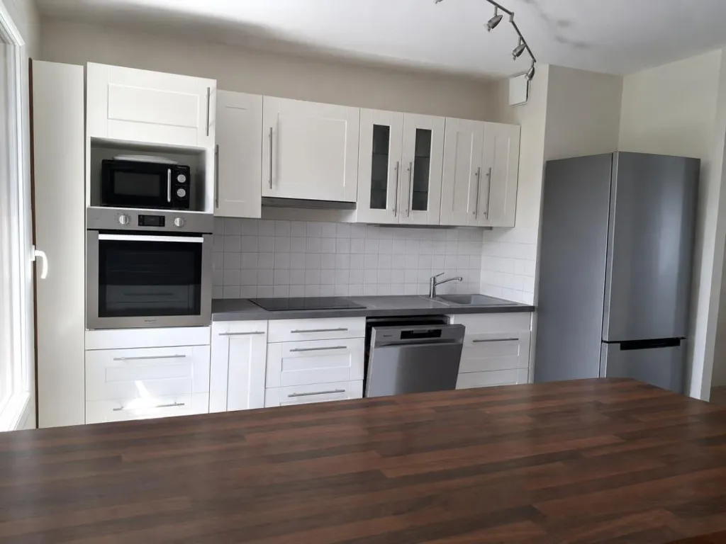 Köök - Well-Maintained 3-Bed Flat with Balconies in Central Location