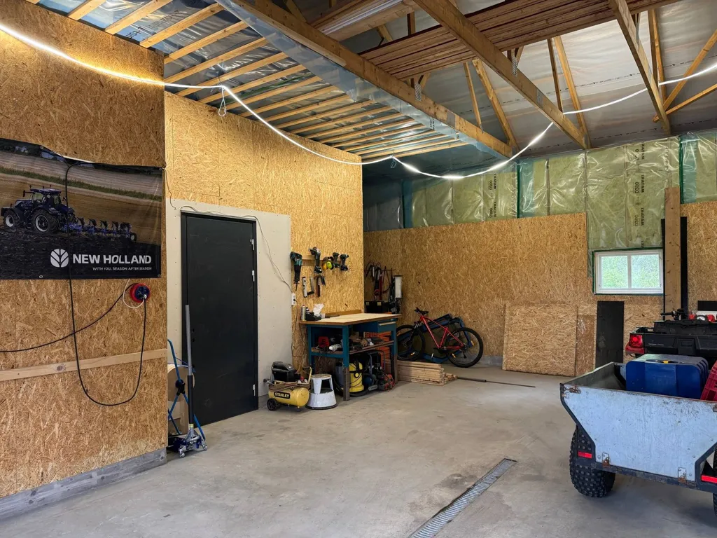 Garage - Farm with Stable in Fotskäl, Sweden