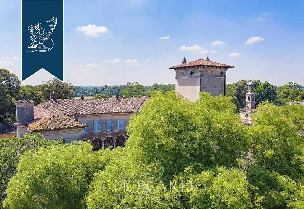 Vista aerea - 15th-Century Palace with Tower in Lombardy