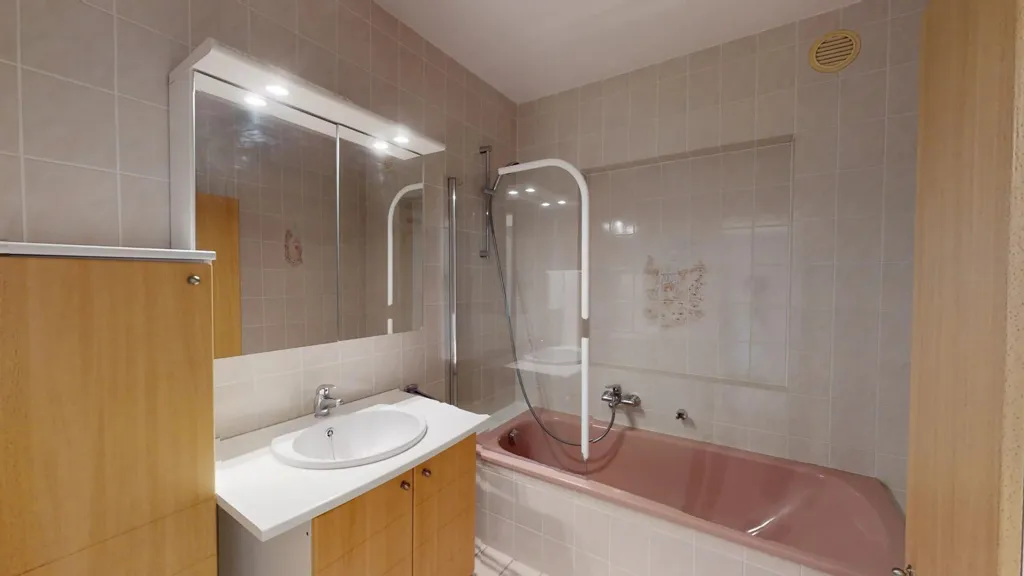 Vannitoad - 2-Bedroom Apartment with Balcony in Arlon