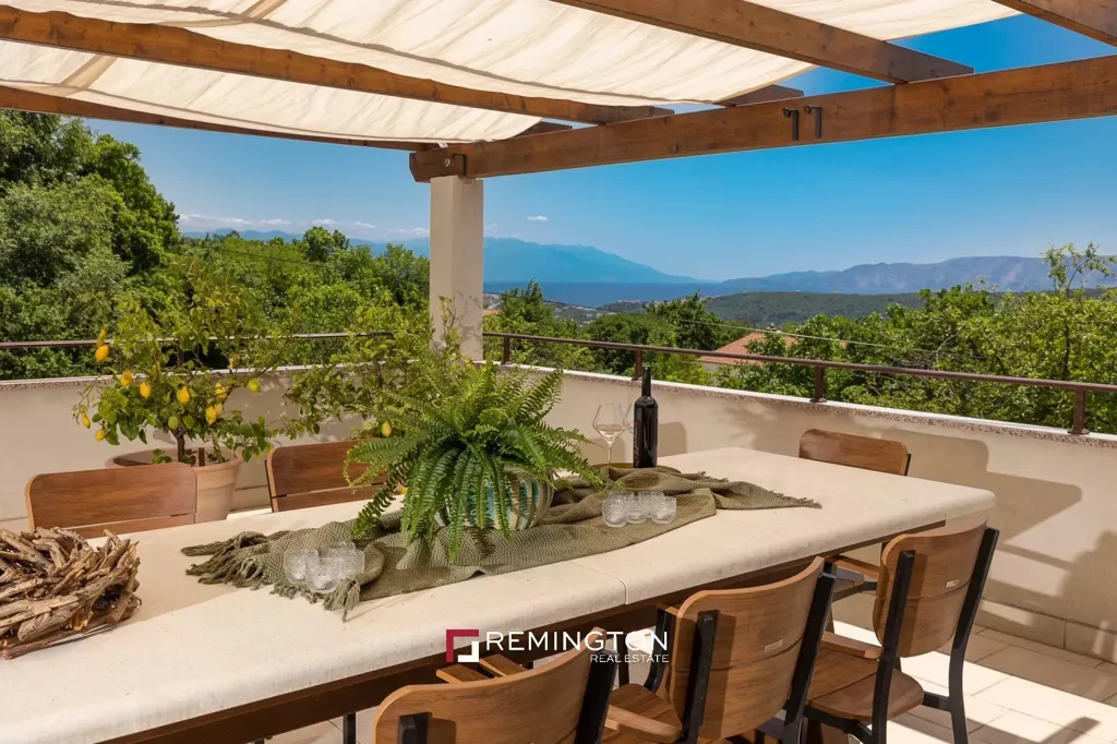 Terrass - House with Pool and Sea View