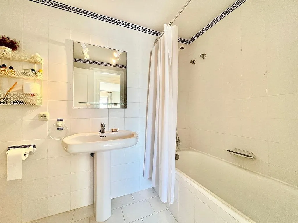 Salles de bain - Semi-detached House with Pool on National Road