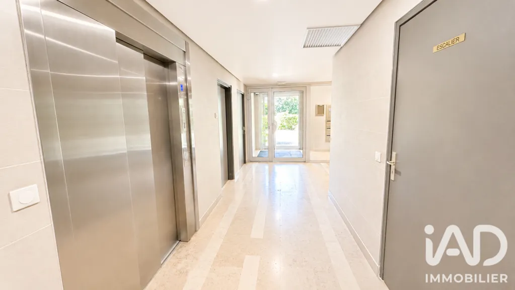 Esik - 3-Piece Apartment with Balcony in Courbevoie