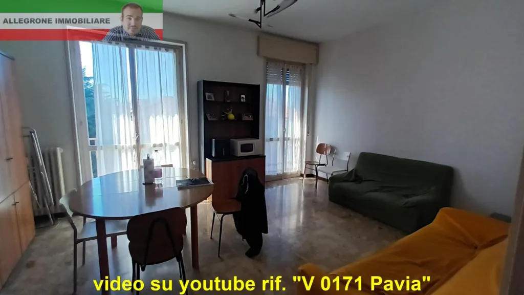 Soggiorno - 3-Bedroom Apartment with Balcony in Pavia