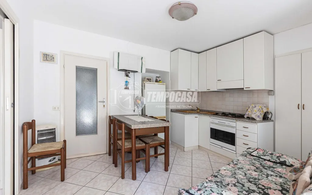 Cuisine - Duplex with Commercial Space in Oggiono