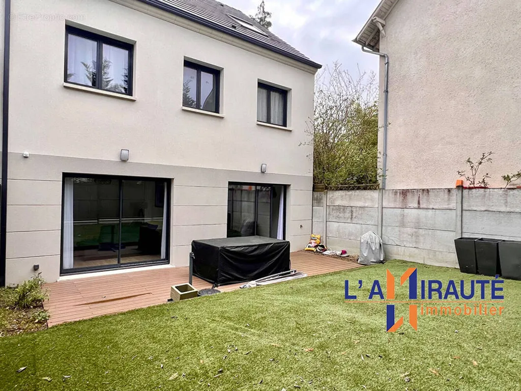 Aed - Contemporary House with Garden in Houilles