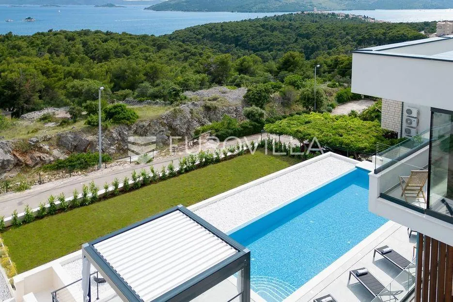 Piscine - Luxury Villa with Pool and Views in Seget, Trogir