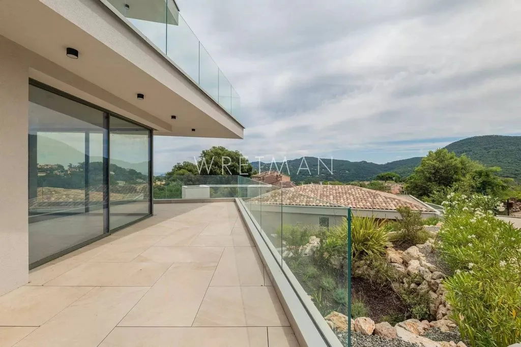 Terrasse - Appartement Luxe avec Piscine à Les Adrets-de-l'Estérel
