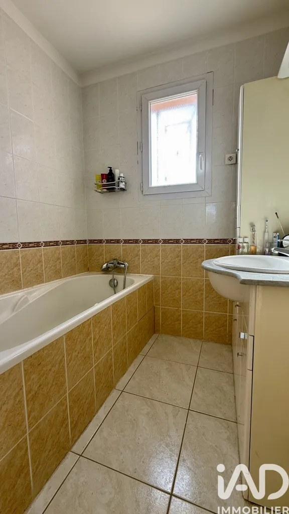 Salles de bain - Maison Traditionnelle avec Jardin à Paulhan