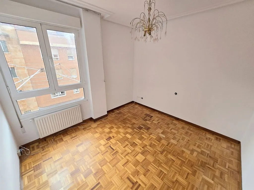 Toad - 3-Bedroom Flat with Garage in El Llano, Gijón