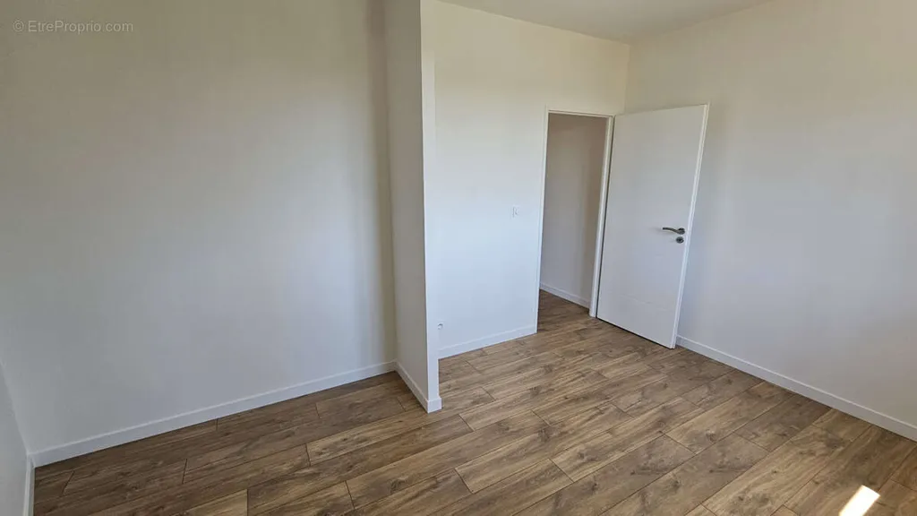 Stanze - Refurbished 2-Bed Flat with Parking in BUSCA