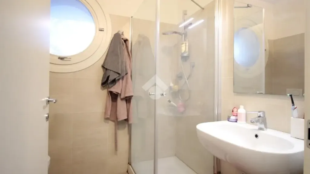 Salles de bain - Modern Apartment with Terrace in Cesena