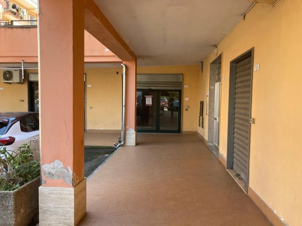 Esik - Commercial Unit with Parking in Capaccio Scalo