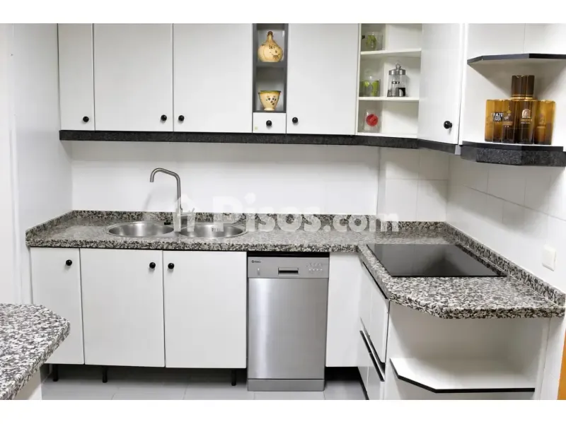 Köök - Spacious 4-Bedroom Flat in Teatinos