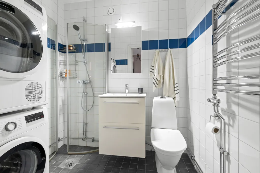 Salles de bain - Renovated Apartment with Järvafältet View in Akalla