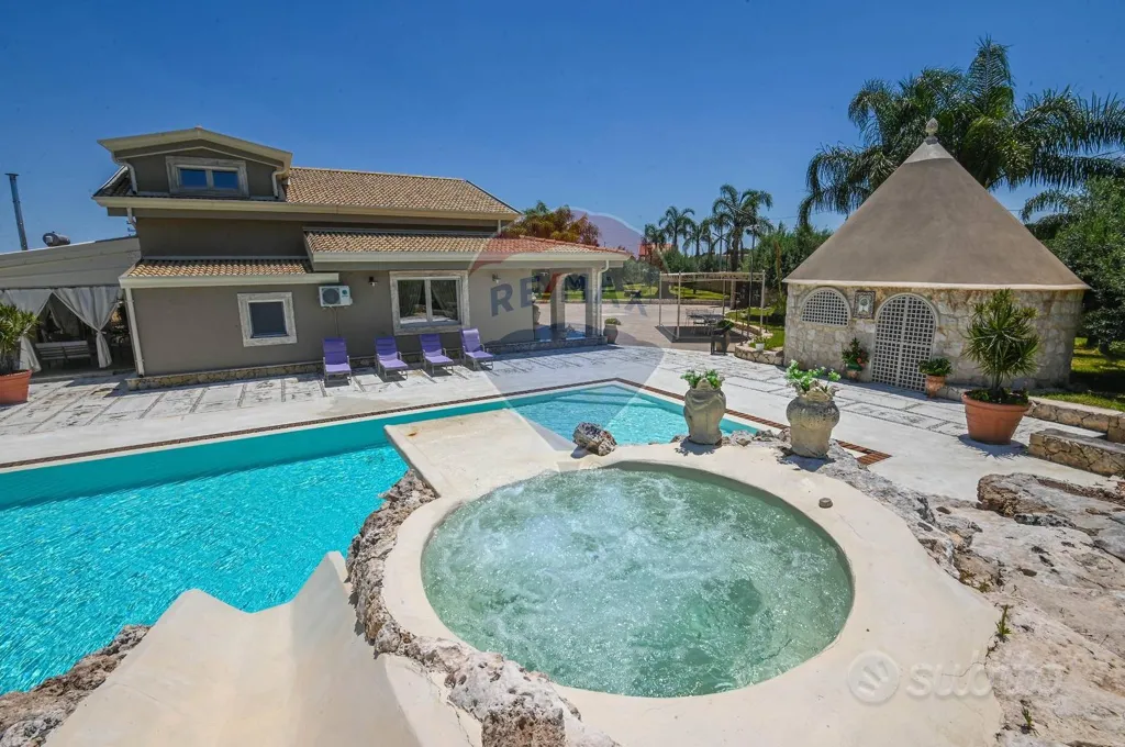 Piscine - Modern Villa with Pool in Villasmundo