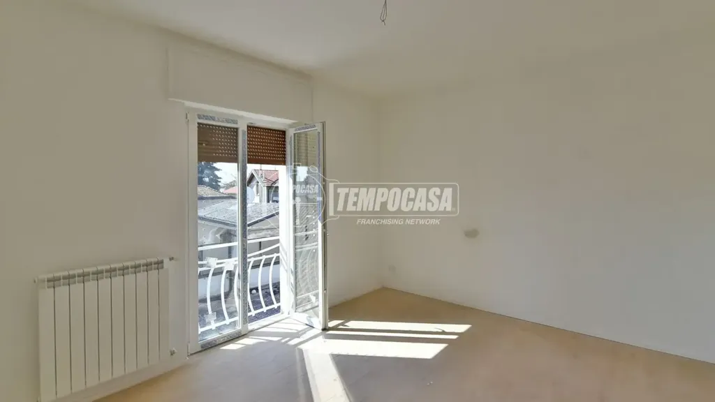 Pièces - Rear-Facing Apartment with Balcony in Cantù