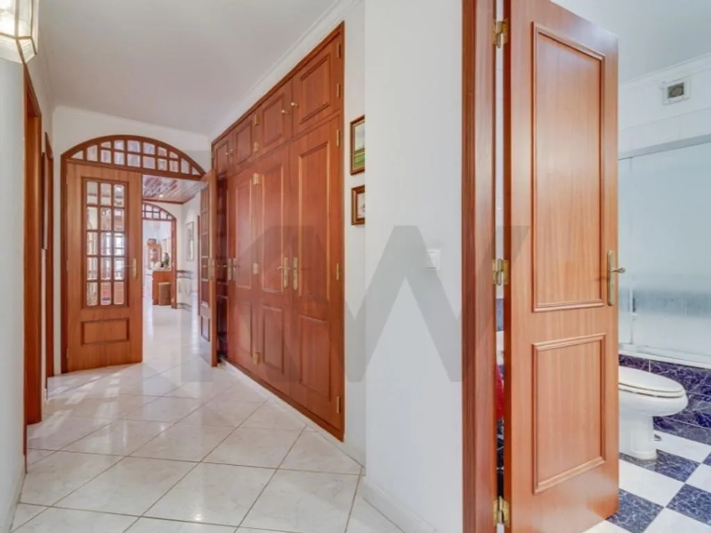 Esik - Luxury Apartment with Multiple Balconies in Alverca