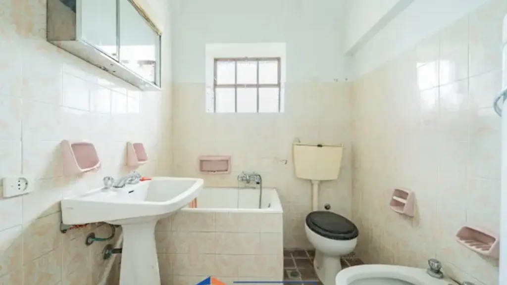 Bathrooms - Rustic House with Garden in Cigliè