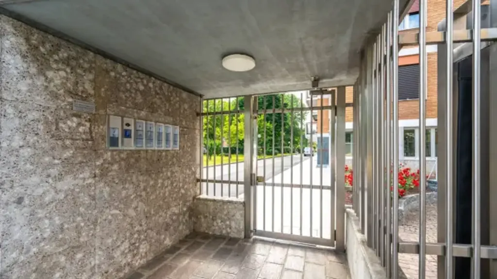Ingresso - Bright Trilocale with Balcony in Gallaratese, Milan